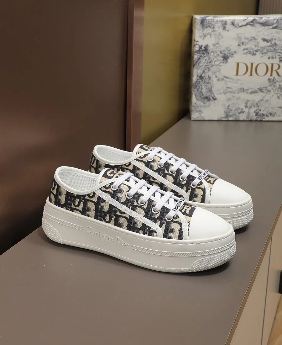 👟👟Ex-factory price 440👟👟 DIOR Dior's new thick-soled sports white shoes, electro-embroidered fabric, embroidered letters, breathable mesh lining, sheepskin for foot pads, lightweight outsole. Size: 35-40 (41 customized)